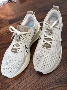 Nike Cream Quest 6 Running shoe size 9.5